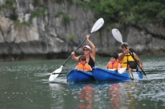 kayaking halong bay