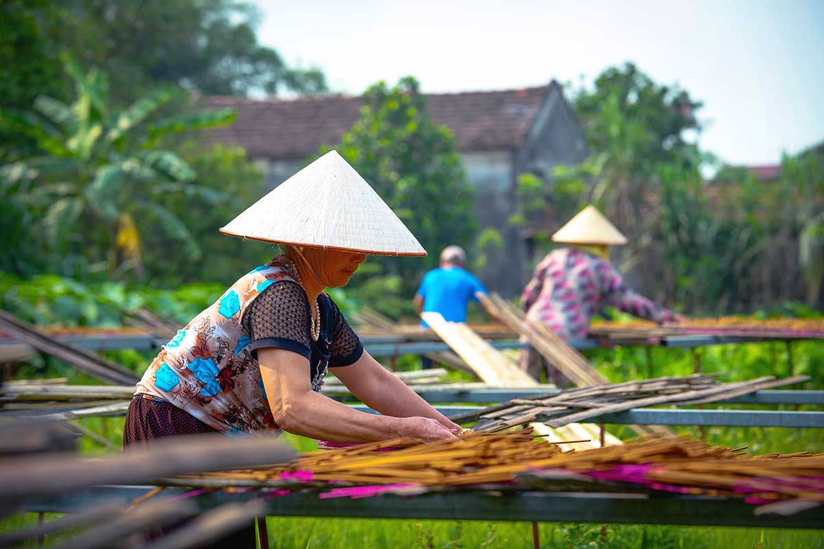 quang phu cau insense stick making